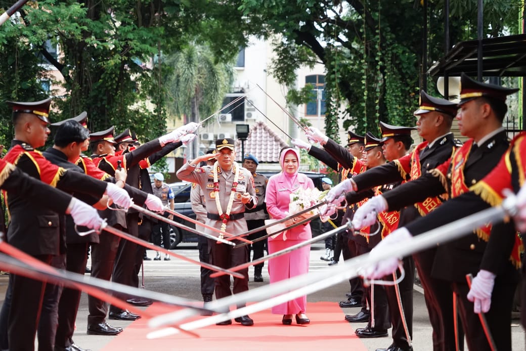 Serah Terima Jabatan Kapolres Metro Bekasi, Disambut Dengan Tradisi Pedang Pora