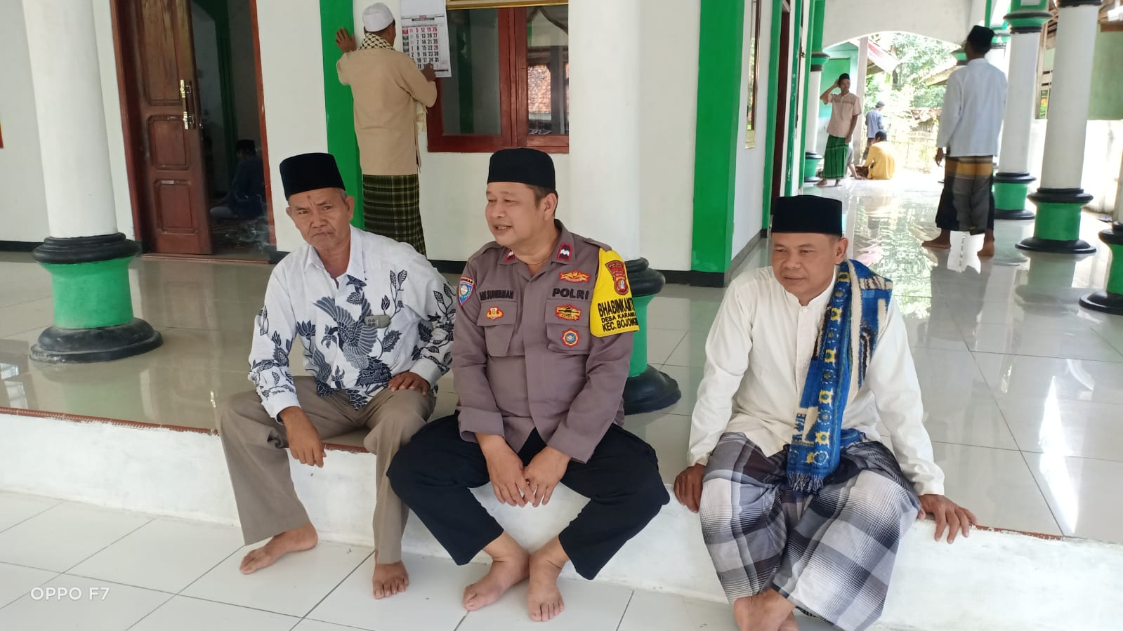 Bhabinkamtibmas Desa Karang Mulya Silaturahmi dengan Tokoh Agama, Ajak Warga Jaga Kamtibmas