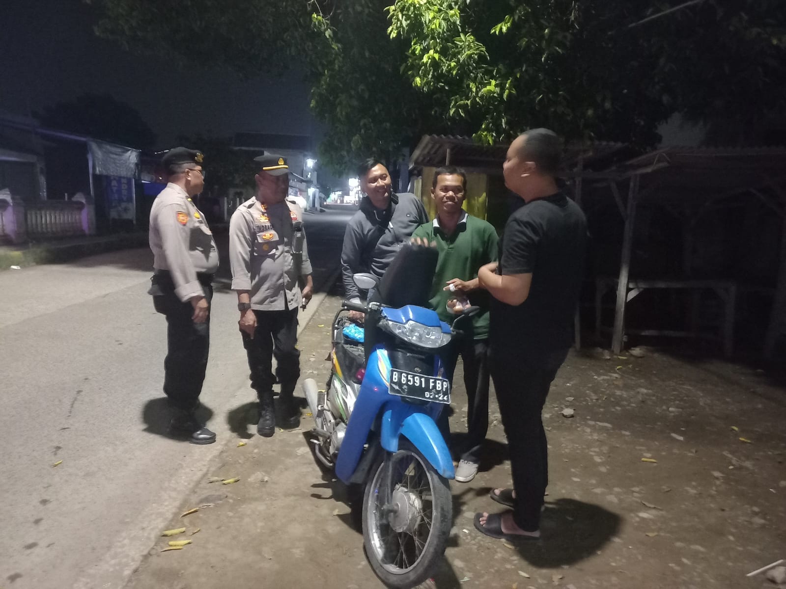 Wakapolsek Cibarusah Pimpin Operasi Kejahatan Jalanan, Amankan Dua Sepeda Motor Tanpa Identitas