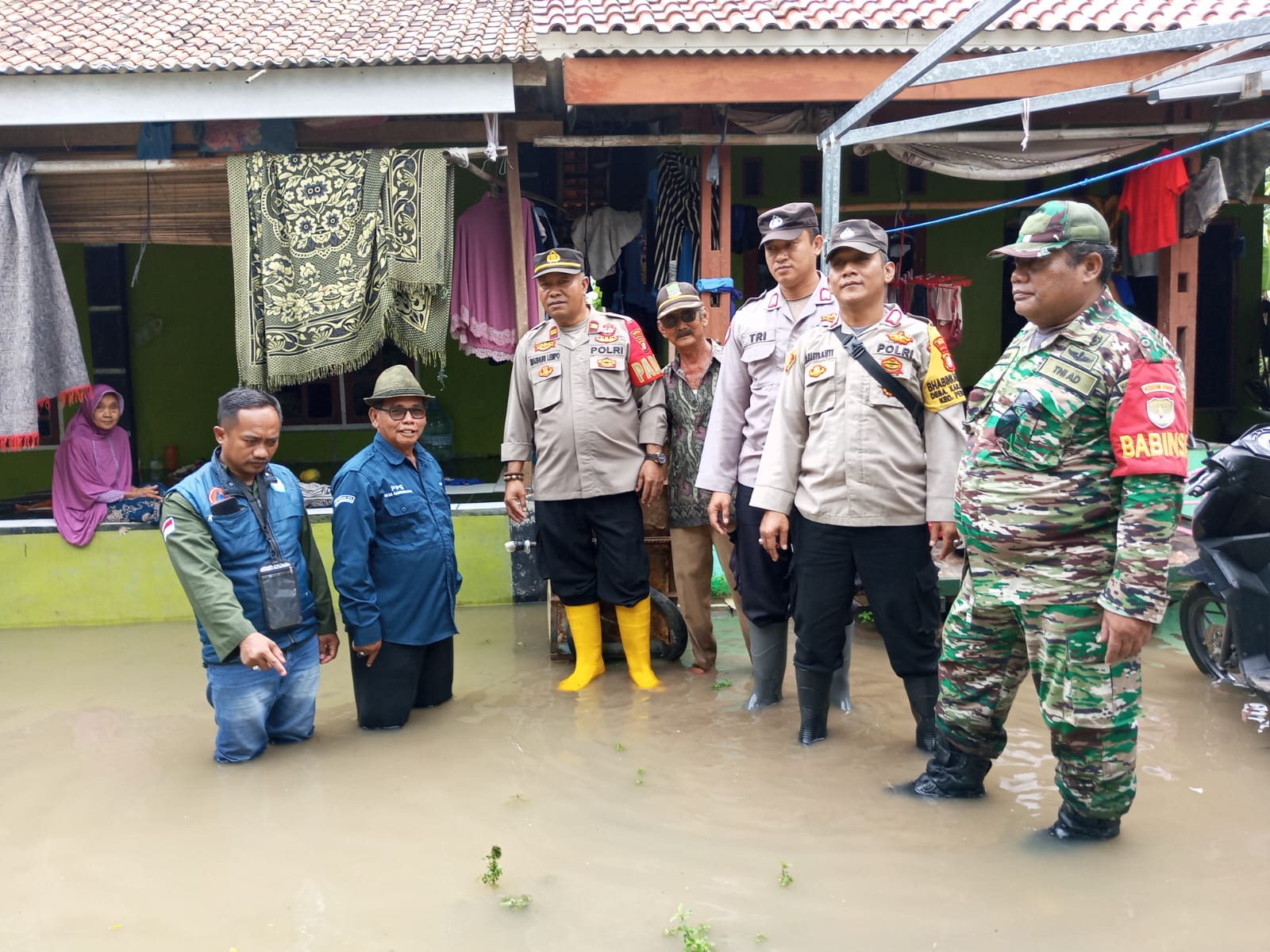 Akibat Meluapnya Kali Kiwing,Polsek Pebayuran Respon Cepat Tinjau Rumah Warga Yang Tergenang Air