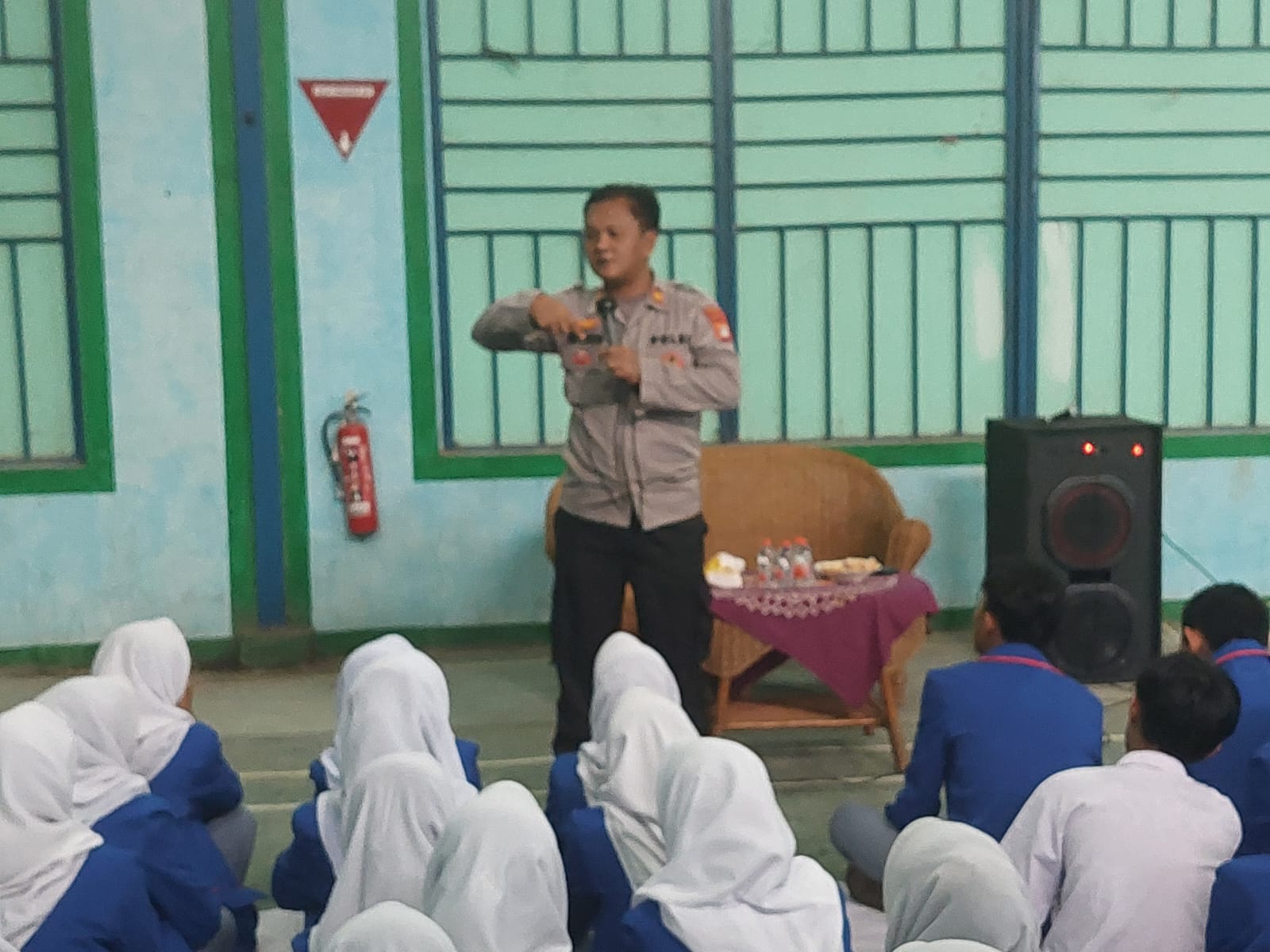 Polsek Cibarusah Galakkan Pembinaan dan Penyuluhan Bahaya Kenakalan Remaja di SMK TRISIMA