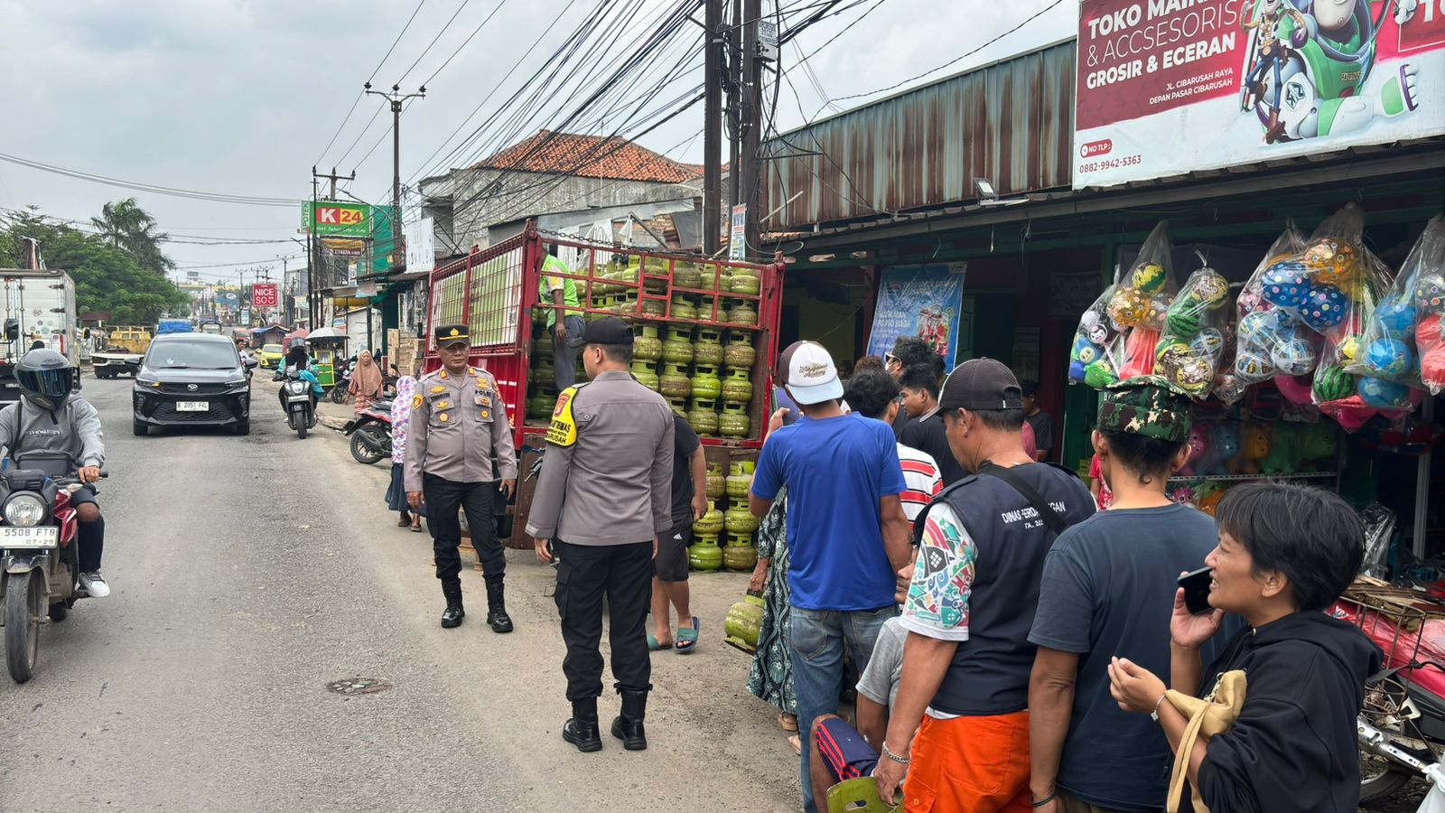 Kapolsek Cibarusah Pantau Langsung Ketersediaan Gas 3 Kg di Wilayah Cibarusah