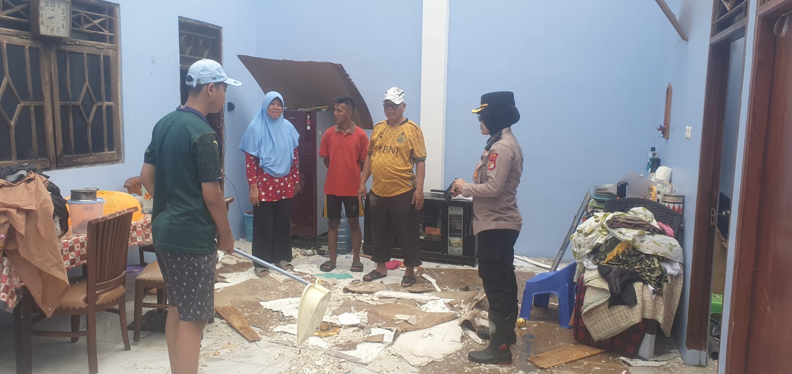 Mendapat Kabar Adanya Rumah Warga Terkena Musibah Angin Puting Beliung, Kapolsek Tambun Selatan Turun Langsung Tinjau Lokasi