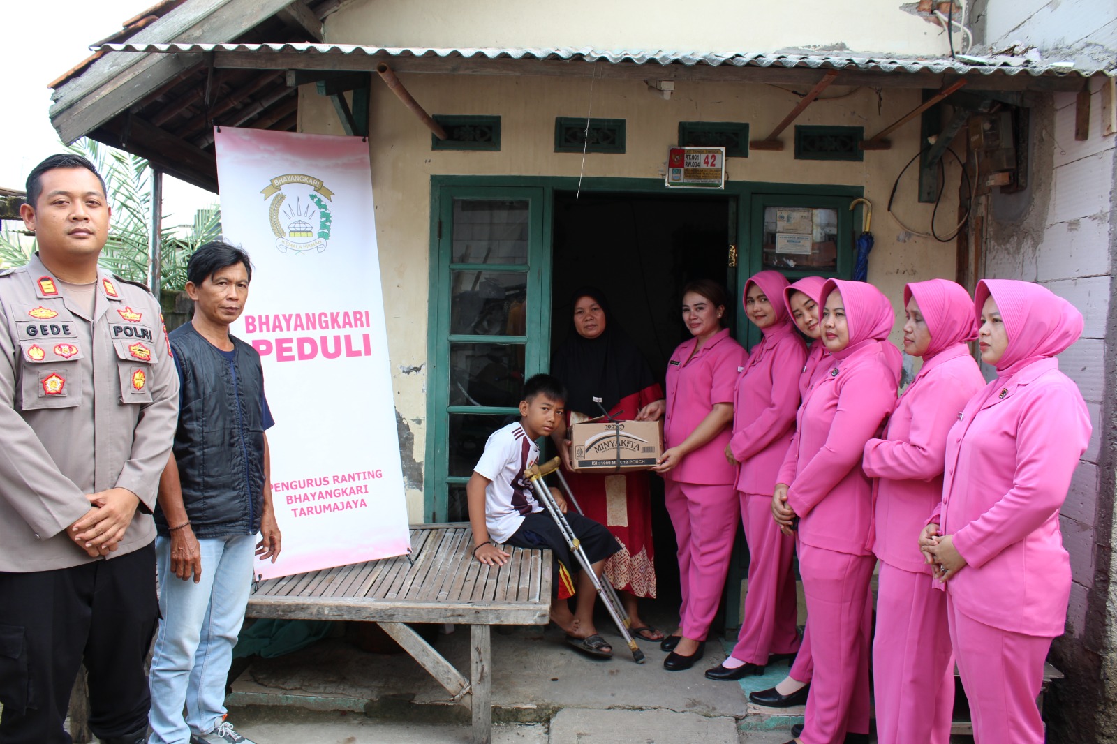 Tiga Warga Tidak Mampu dan Alami Disabilitas Dapatkan Santunanan Dari Polsek Tarumajaya