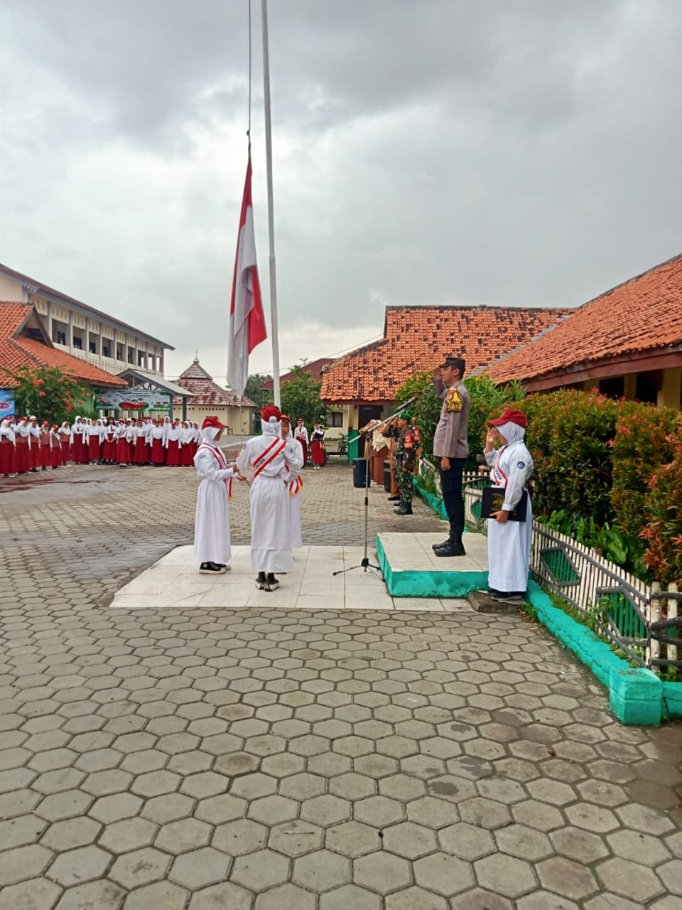 Cegah bullying pada anak, Bhabinkamtibmas Polsek Tambun Selatan bertindak sebagai Pembina upacara