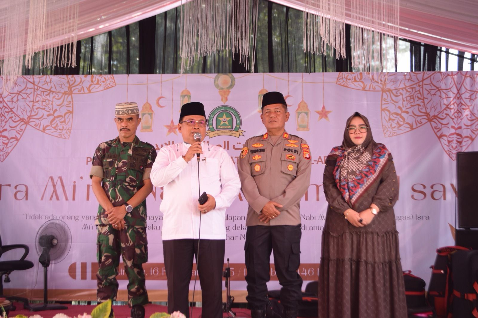 Membangun Sinergi Dengan Ulama, Kapolsek Cibarusah Hadiri Peringatan Isra Mi’raj di Ponpes Al-Abadiyah