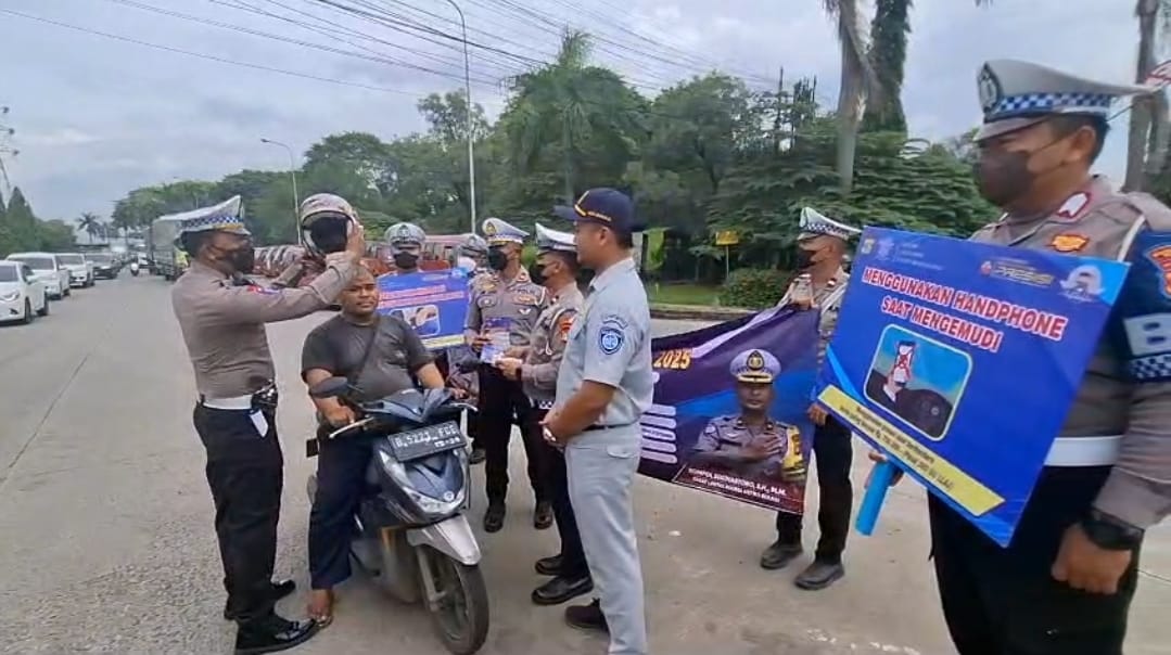 Bagikan Helm Kepada Penggendara, Polres Metro Bekasi Ingatkan Pentingnya Disiplin Berlalu Lintas