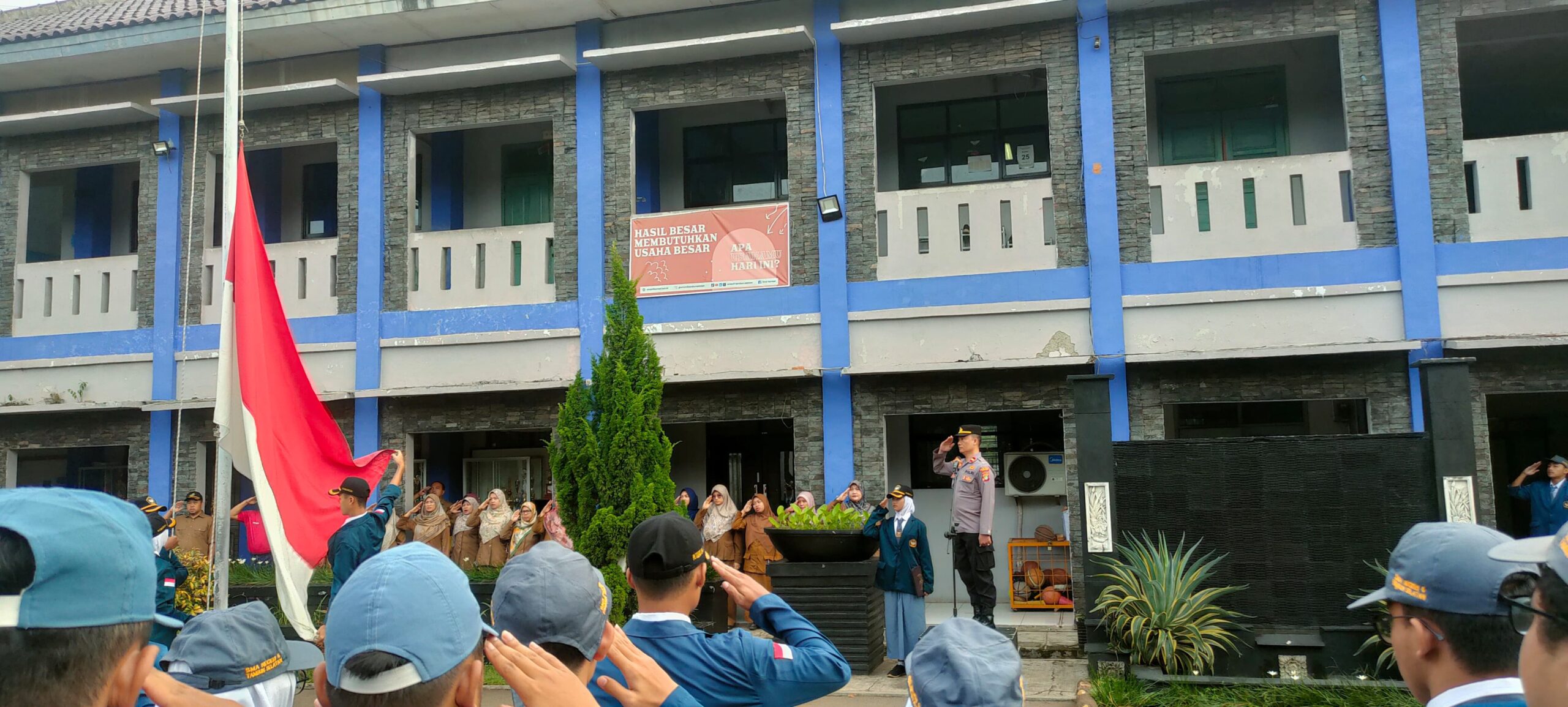 Gelar Police Goes To School,Kapolsubsektor Grand Wisata Pimpin Upacara Bendera Di SMAN 5 Tambun Selatan