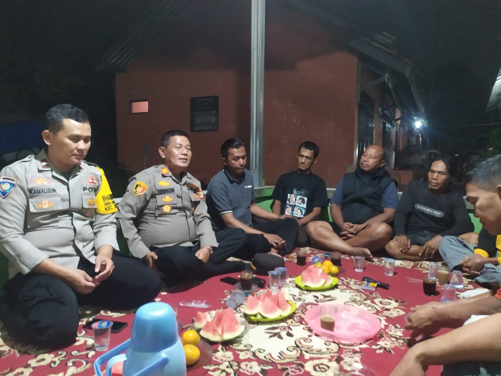 Kapolsek Cibarusah Gelar “Ngopi Kamtibmas” di Satkamling Kp. Poponcol, Warga Sampaikan Aspirasi