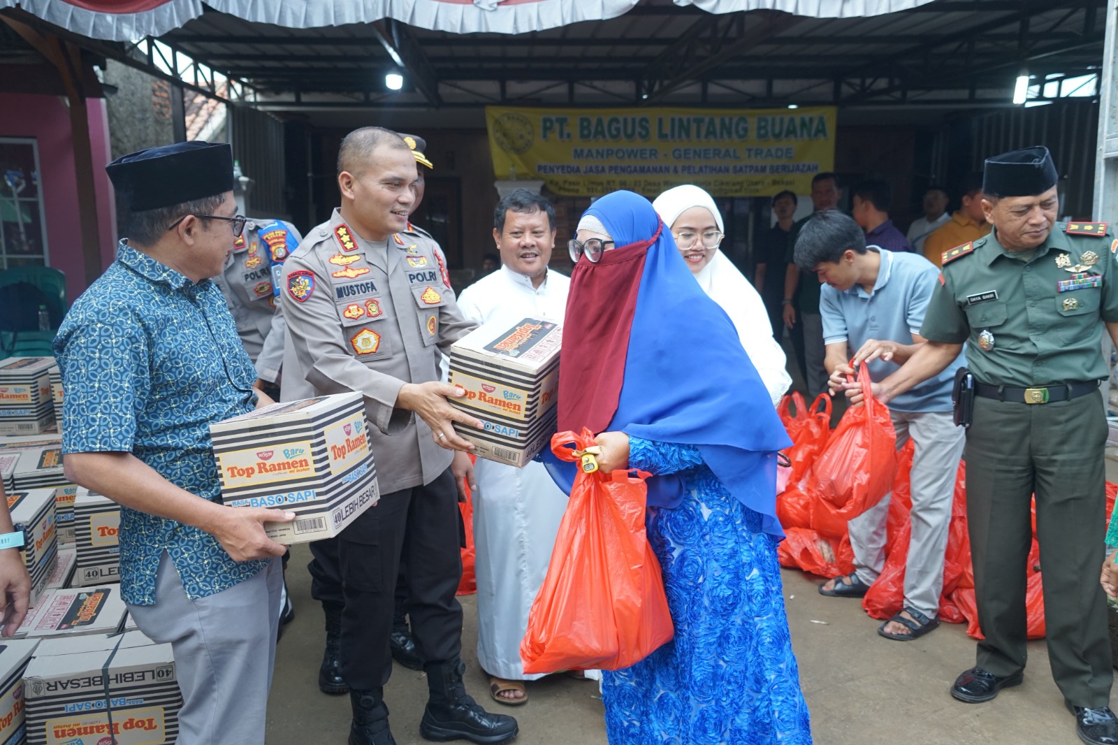 Kapolres Metro Bekasi Hadiri Bakti Sosial di Desa Wangunharja, Tegaskan Pentingnya Sinergi untuk Kesejahteraan Masyarakat