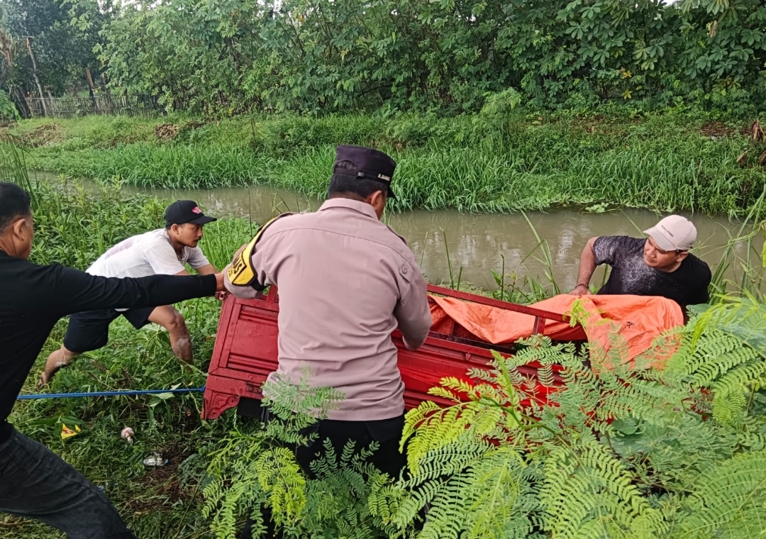 Gerak Cepat.!!! Bhabinkamtibmas Desa Karangpatri Polsek Pebayuran,Bantu Kendaraan Warga Terperosok ke Kali