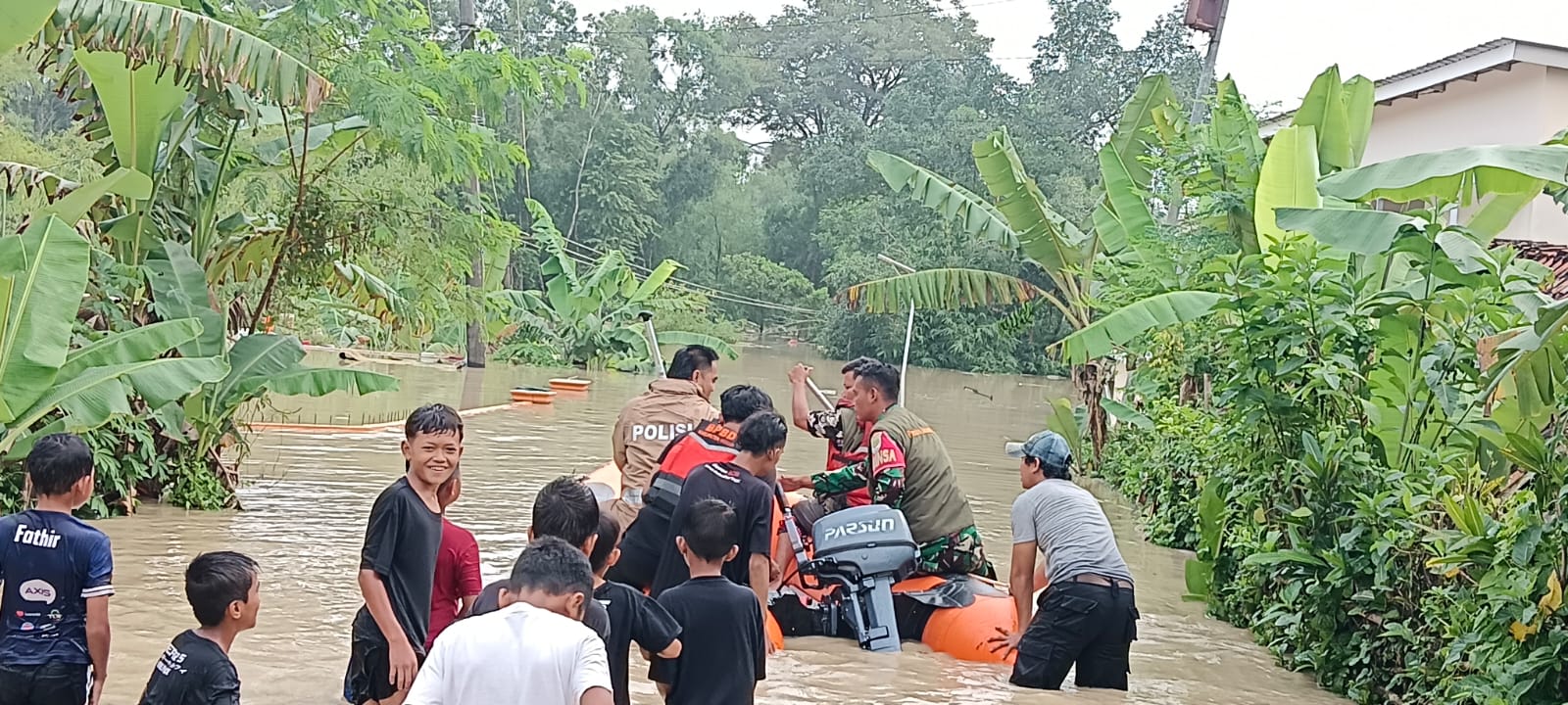 Personel Polsek Cibarusah Kontrol Genangan Air dan Evakuasi Warga Terdampak Banjir