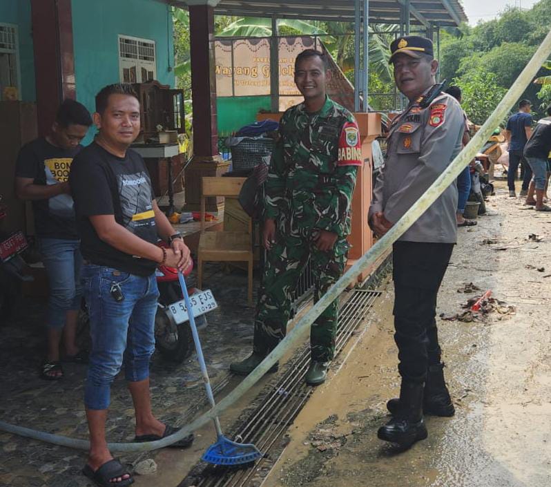 Kapolsek Cibarusah Kontrol Debit Air Sungai Cipamingkis Dan Bantu Bersihkan Endapan Lumpur Rumah Warga Terdampak Banjir