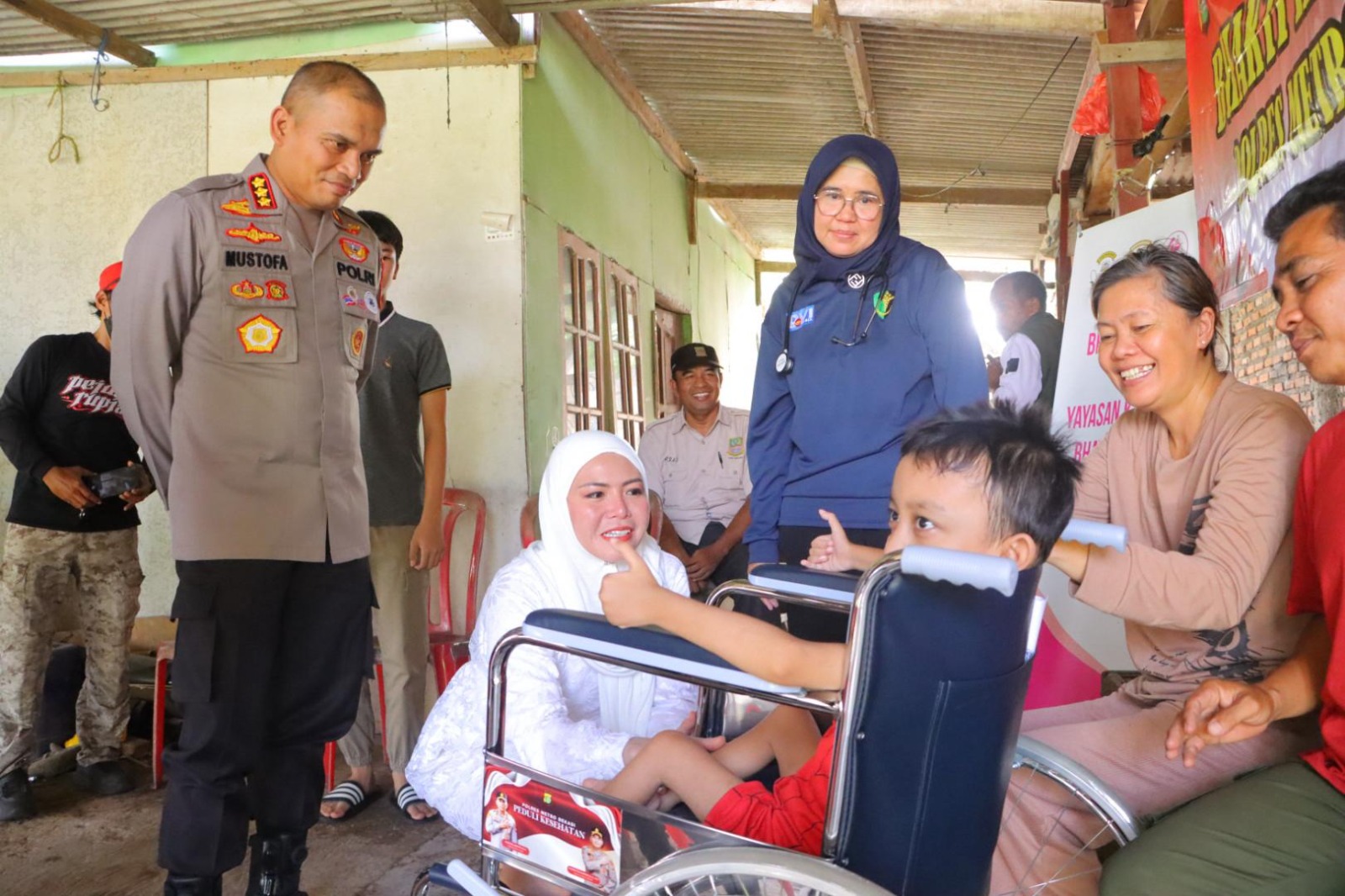 Kapolres Metro Bekasi Kembali Berikan Kursi Roda kepada Anak Penyandang Disabilitas di Cikarang Timur