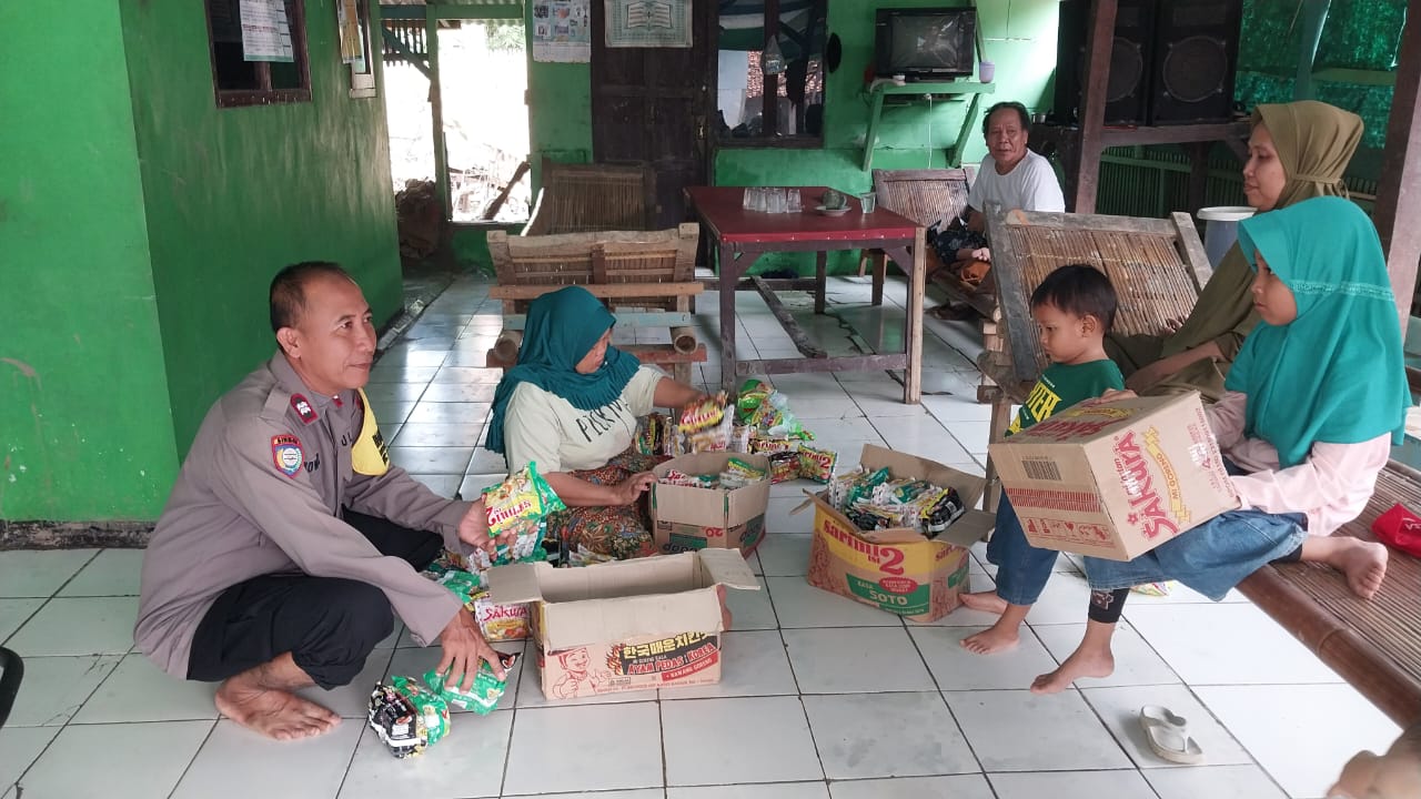 Bhabinkamtibmas Pastikan Penyaluran Bantuan bagi Warga Terdampak Banjir di Bojongmangu Cibarusah Tepat Sasaran