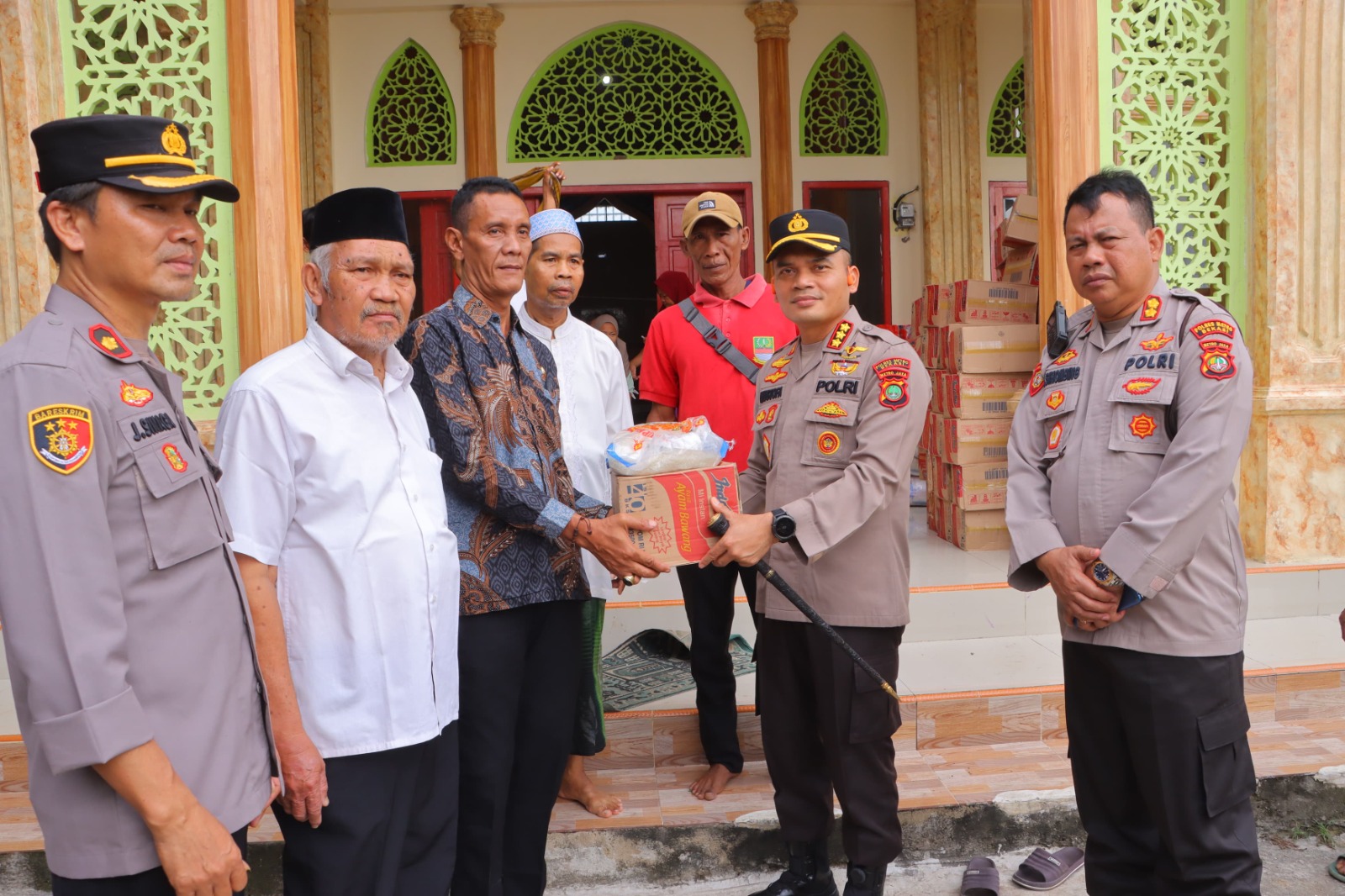 Kapolres Metro Bekasi Pimpin Bakti Sosial bagi Warga Terdampak Banjir di Babelan