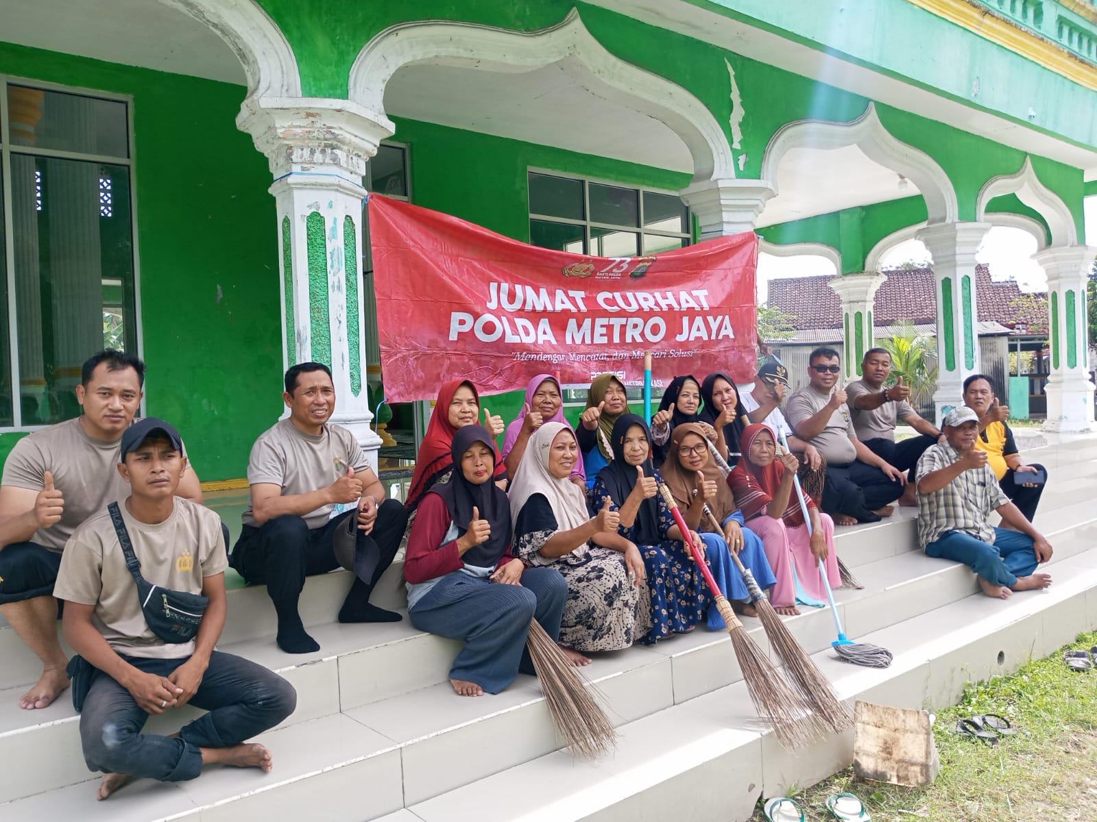 Peduli Kebersihan,Polsek Pebayuran Melaksanakan Korve Bersihkan Masjid Al Hidayah ll