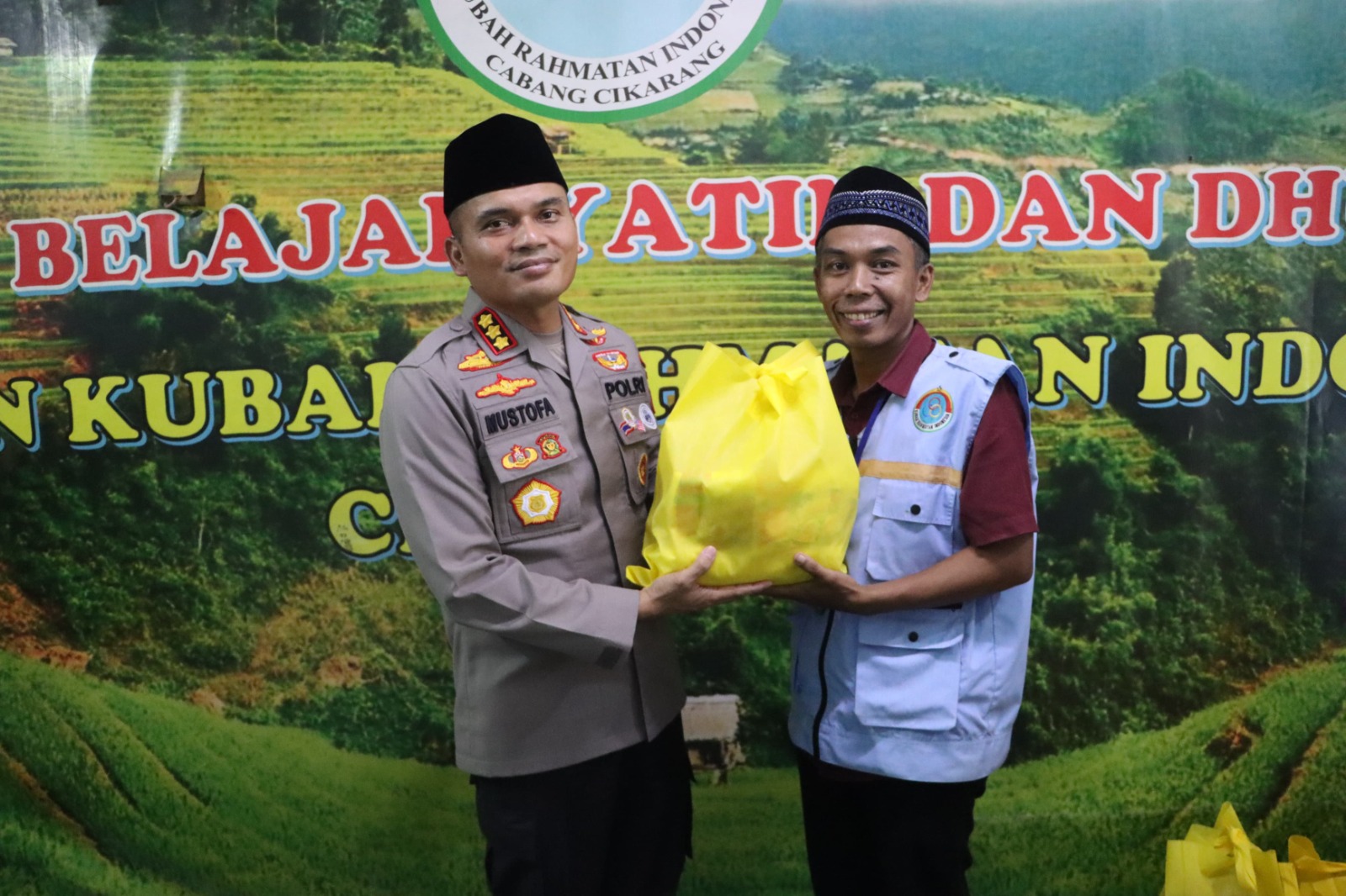 Indahnya Berbagi di Bulan Ramadhan, Kapolres Metro Bekasi Salurkan Sembako ke ke Panti Asuhan Kubah Rahmatan Indonesia