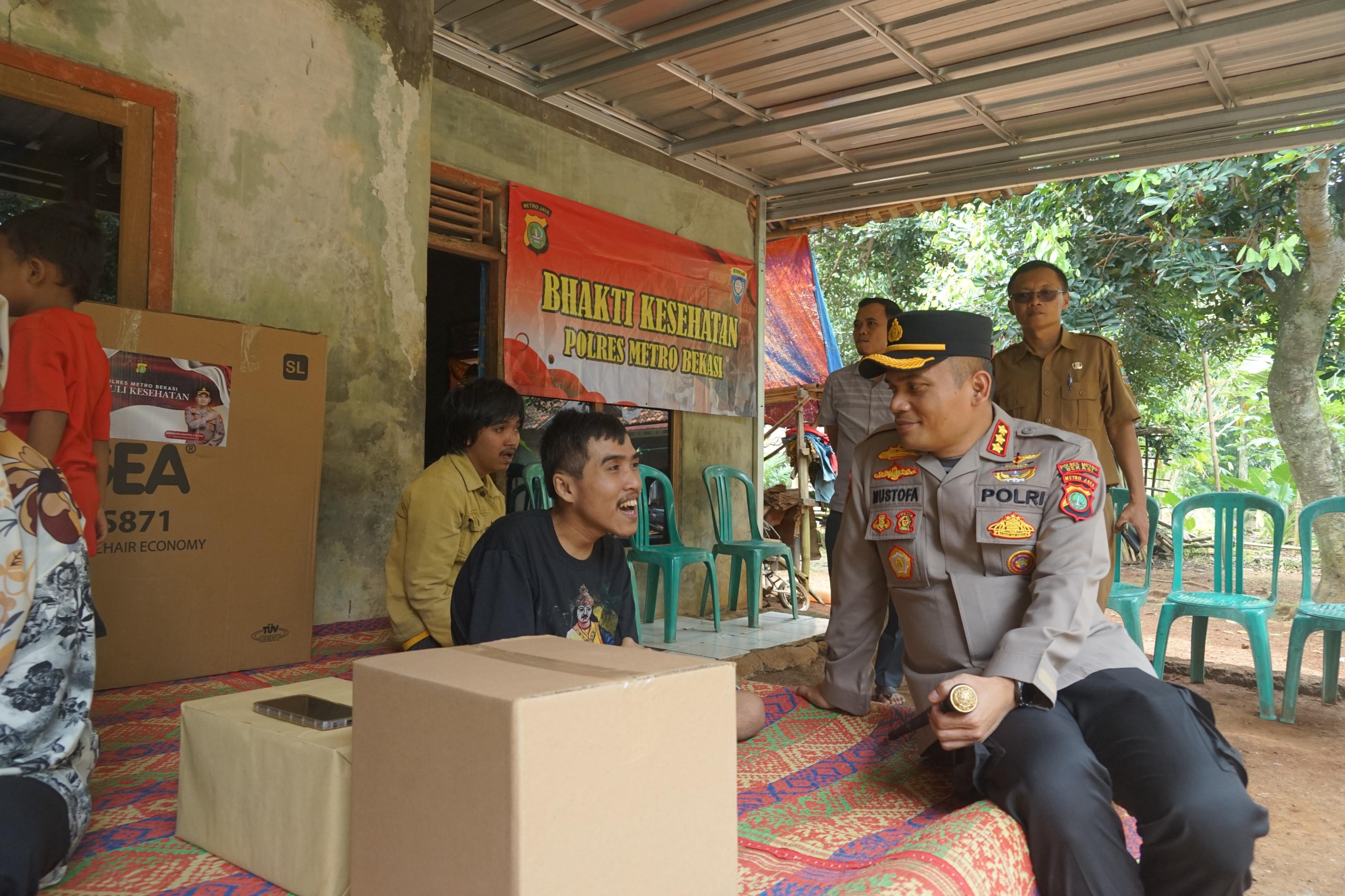 Kapolres Metro Bekasi Gelar Bakti Kesehatan, Serahkan Kursi Roda untuk Warga Penyandang Disabilitas di Serangbaru