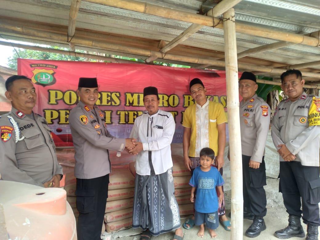 Dalam Rangka Mempererat Hubungan Masyarakat Dengan Polri, Kapolsek Setu Laksanakan Giat Silatuhrahmi Dan Beri Bantuan ke Masjid Al Ikhlas