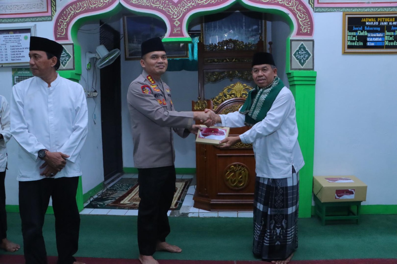 Polres Metro Bekasi Peduli Tempat Ibadah, Kapolres Bagikan Al-Qur’an di Masjid Al-Muttaqin