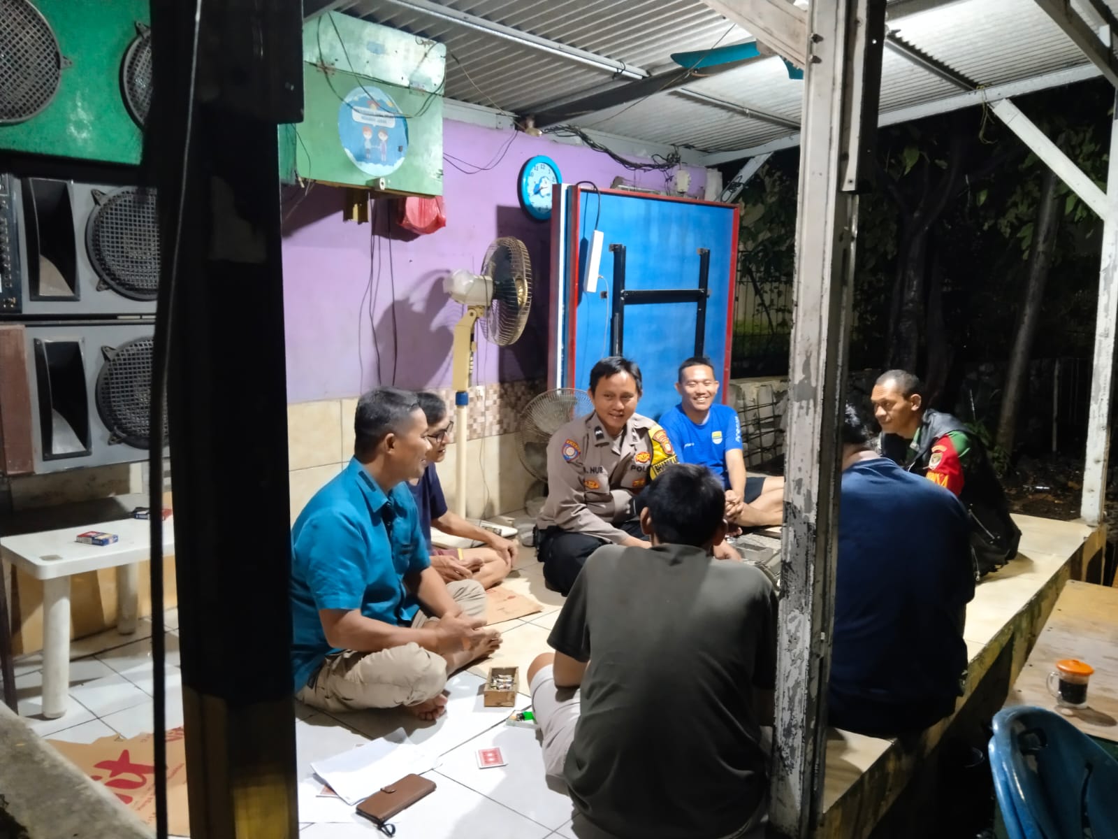 Bhabinkamtibmas dan Babinsa Kunjungi Pos Kamling Desa Tridayasakti untuk Tingkatkan Keamanan Lingkungan