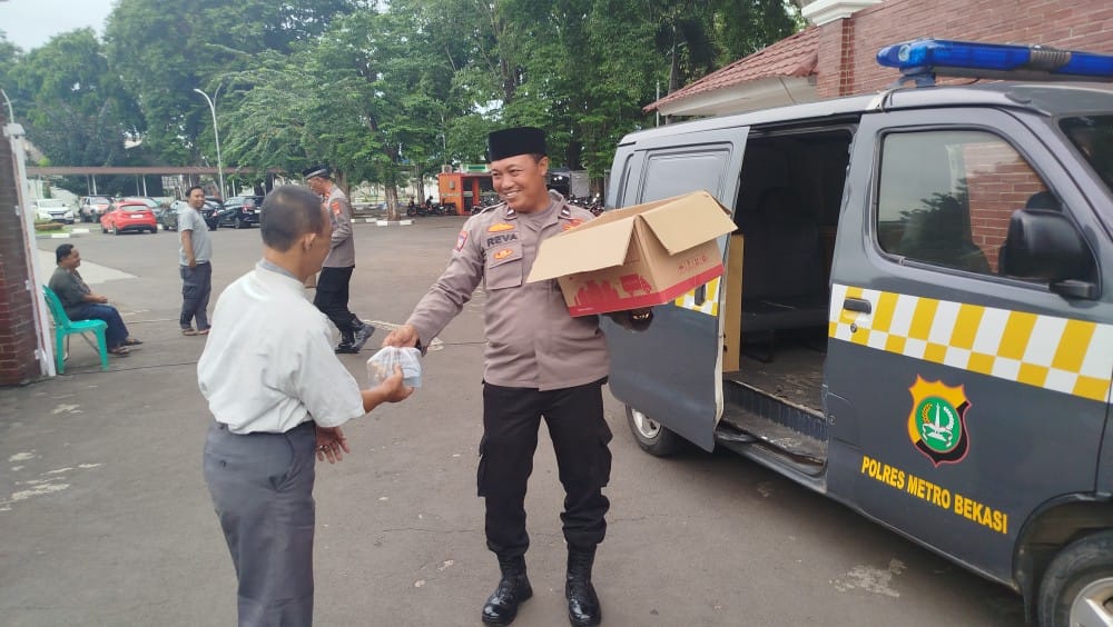 Polsek Tambun Selatan Bagikan Ratusan Takjil Jelang Berbuka Puasa