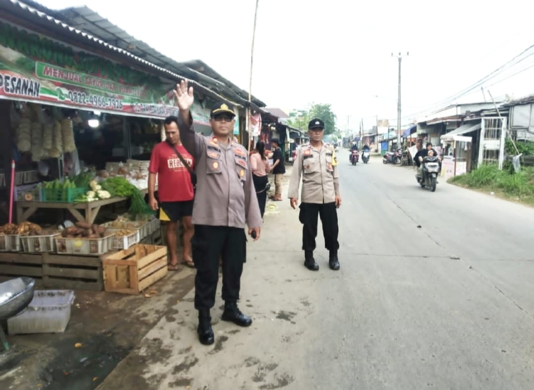 Untuk Memberikan Kenyamanan Kepada Masyarakat, Kapolsek Pebayuran Bersama Anggota Piket Melaksanakan Gatur Lalin