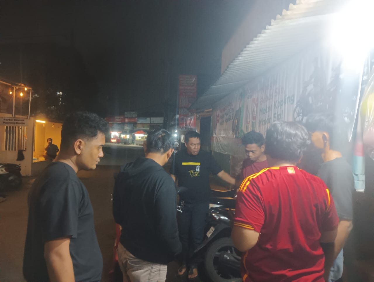 Anggota Reskrim Polsek Tambun Selatan Bubarkan Dan Geledah Segerombolan Remaja Yang Sedang Kumpul Di Jam Rawan