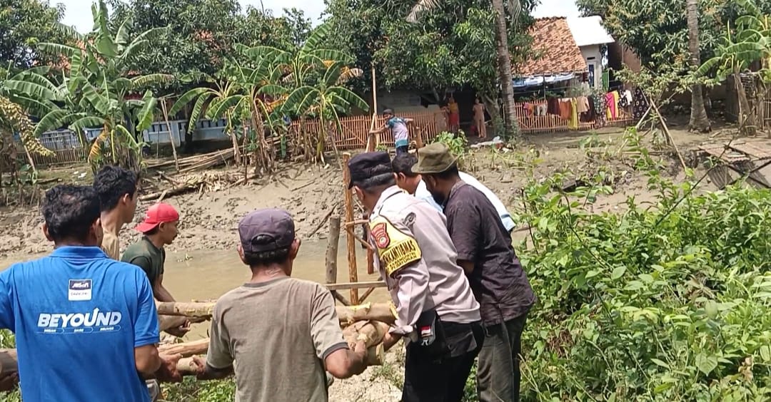 “Polri Untuk Masyarakat” Bentuk Kepedulian Bhabinkamtibmas Desa Karangpatri Gotong Royong Bantu Warga Perbaiki Jembatan Yang Rusak