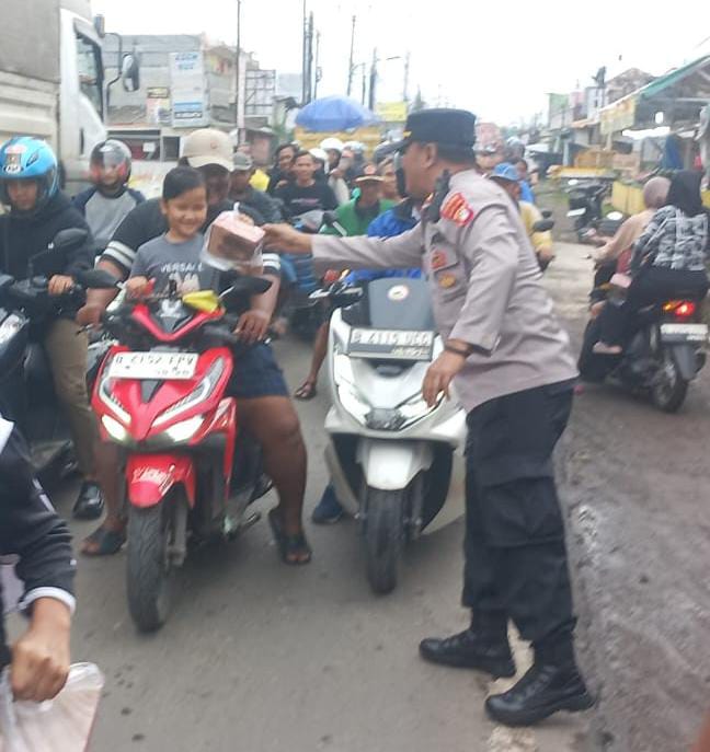 Polri Untuk Masyarakat, Aksi Polsek Cibarusah Berbagi Takjil di Bulan Ramadhan di Sambut Hangat Warga