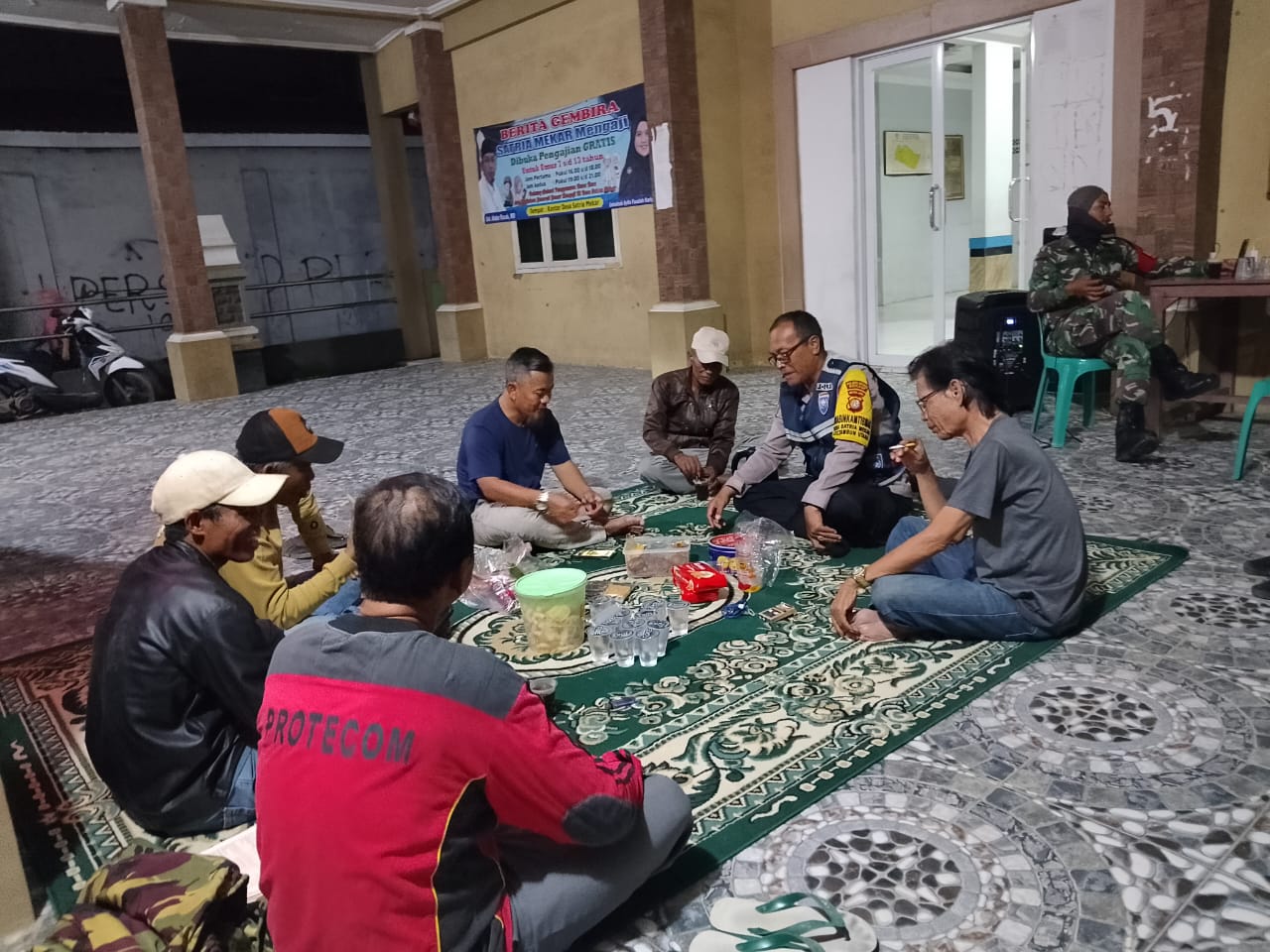 Sinergitas TNI-Polri, Bhabinkamtibmas dan Babinsa Kunjungi Warga Ronda Malam di Desa Satriamekar untuk Antisipasi Tawuran