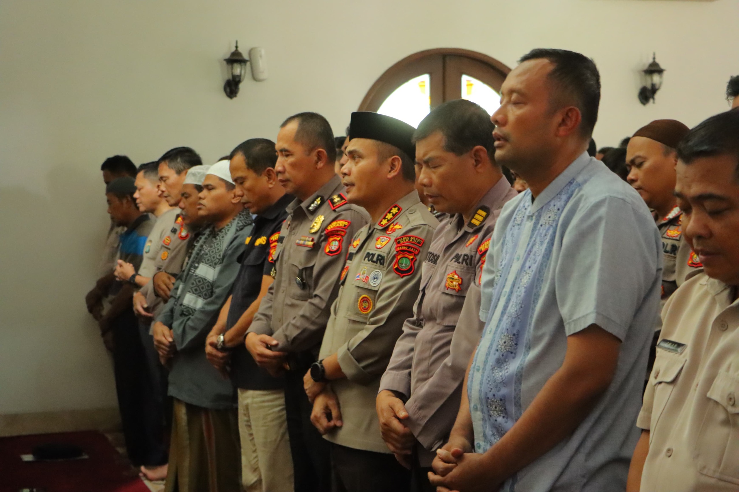 Polres Metro Bekasi Gelar Sholat Ghaib untuk 3 anggota yang gugur dalam tugas di Polres way Kanan Polda lampung