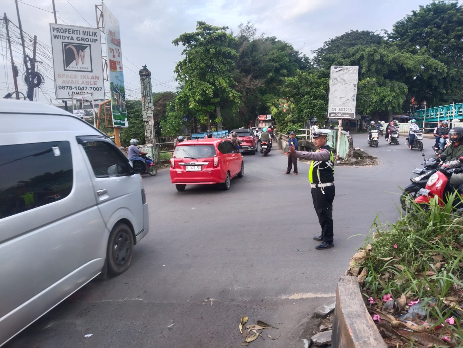 Unit Lalu Lintas Polsek Tambun Atur Arus di Jam Sibuk, Pastikan Kelancaran Jalan Raya Sultan Hasanudin