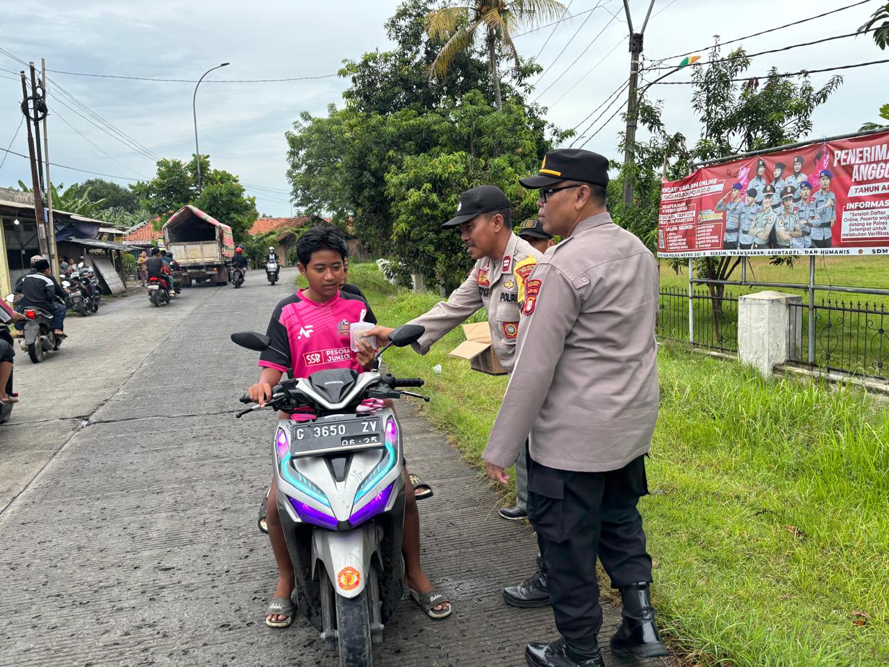 Dalam Semangat Berbagi di Bulan Suci Ramadhan,Kapolsek Pebayuran Bagikan Takjil Kepada Masyarakat