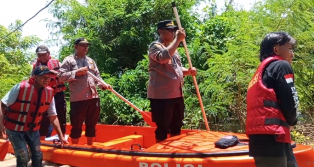 Kapolsek Pebayuran Melaksanakan Pengecekan,ke Pemukiman Warga Yang Tergenang  Air Akibat Luapan Sungai Citarum