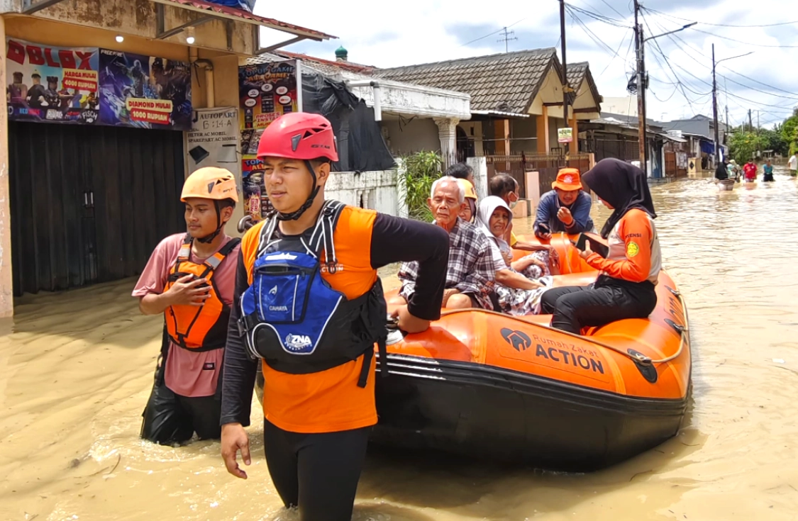 Rumah Zakat Kirim Relawan untuk Evakuasi Warga Terdampak Banjir Jabodetabek