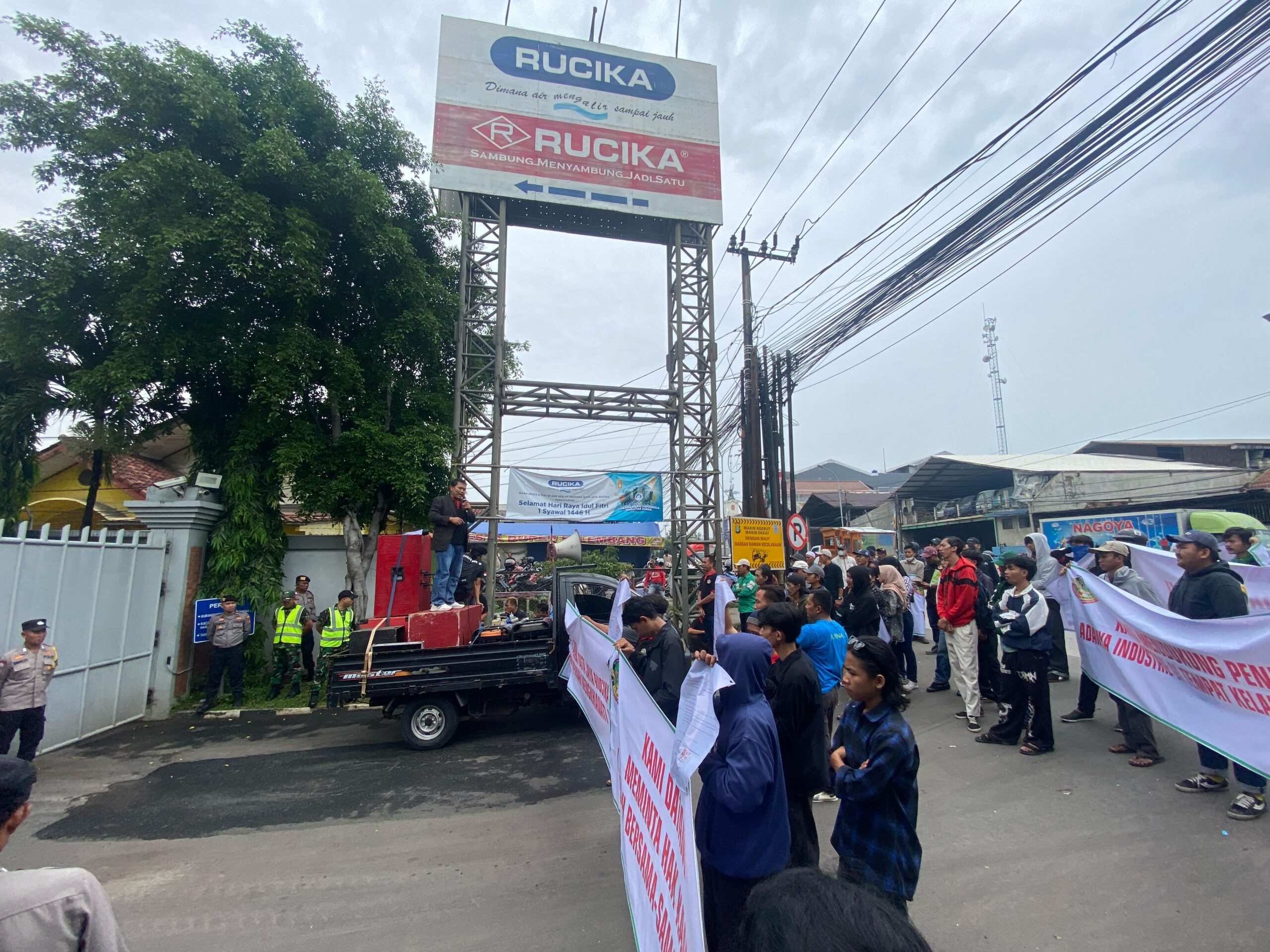 Ratusan Massa dari Ormas Cakra Bekasi Gelar Aksi di PT Rucika, Tuntut Realisasi Perjanjian Kesepakatan